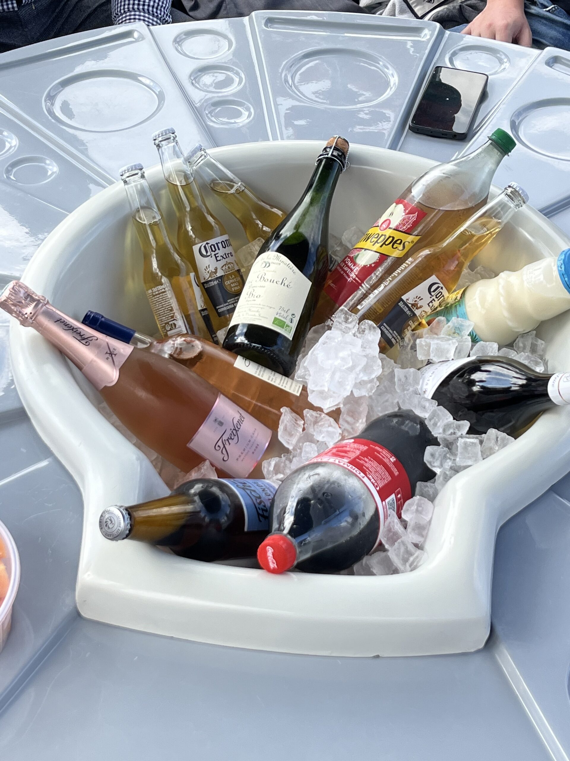 Soirée entre amis sur l'eau